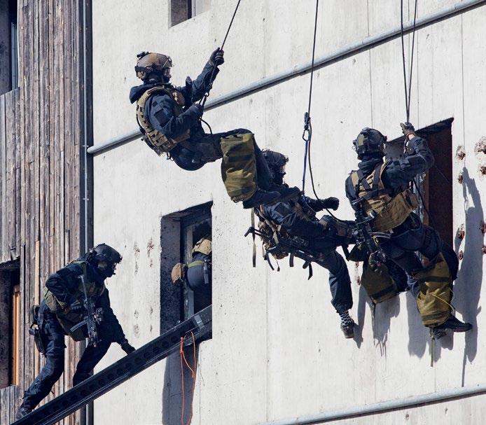 FOTO: Lars Magne Hovtun / Hæren / Forsvarets Mediesenter 5. FORSVARSSEKTORENS ROLLE I TOTALFORSVARET 5.1 