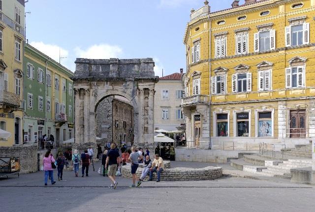 Her rusler vi rundt blant romerske monument og ser blant annet verdens sjette største amfiteater, Forum Romanum og Sergius Triumfbue.