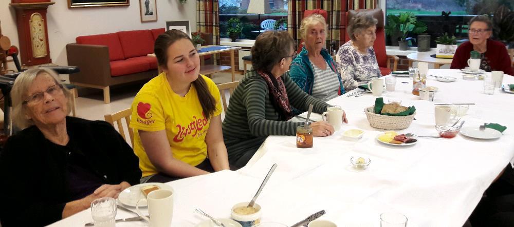 Nytt av året er at de har begynt å dekke på til frokost for en gruppe på korttidsavdelingen.