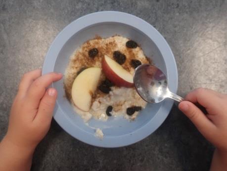 Mandager serverer vi påsmurte sandwicher. Tirsdag og onsdag er det smøremat med pålegg og brød på bordet, og barna smører selv. Vi vil også servere mer grønnsaker til smørematen.