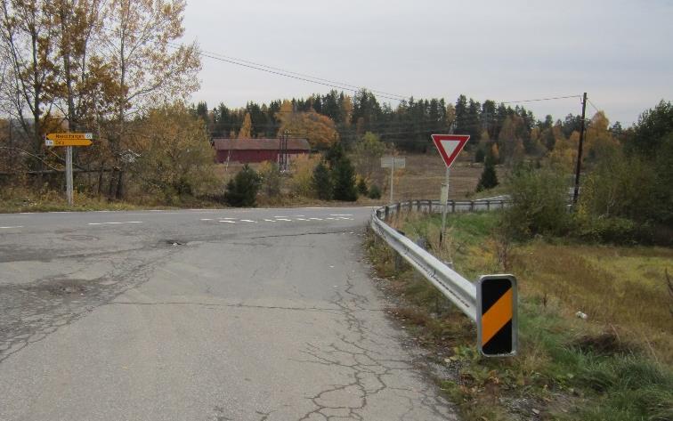 Krysset kan med hell bygges om slik at Gardervegen kommer mer eller vinkelrett på fv.