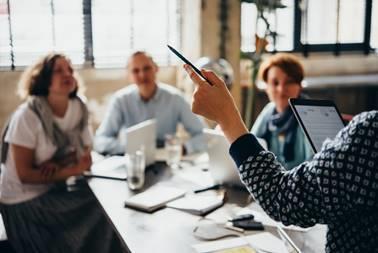 Hva sier forskningen om mellomlederes arbeidssituasjon i skolen?