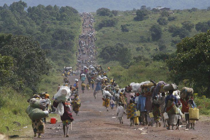 Congolese refugees on the march photo by Ann