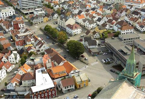 Historisk bilde av Nytorget med opprinnelig trehusbebyggelse sør for Nytorget 4 Krav til innlevert material og evalueringskriterier Anonymitet og motto Konkurranseutkastet skal utarbeides og leveres