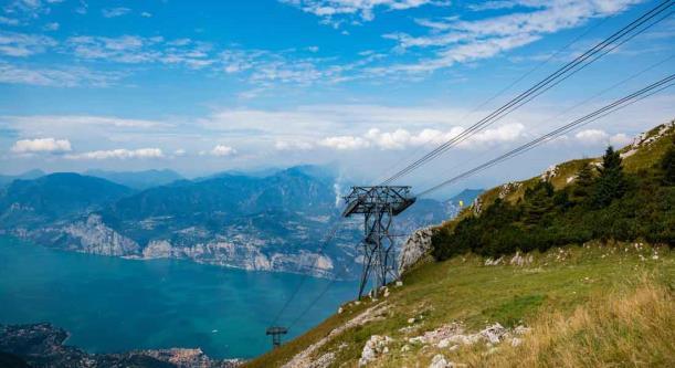 5 DAG 7 VANDRING I FJELLET OVER BYEN MALCESINE (ca. 3-4 timer) (F/L) På vår siste dag er det høye fjell som er dagens mål. For å komme dit starter dagen med rutebuss opp langs sjøens østlige vei.