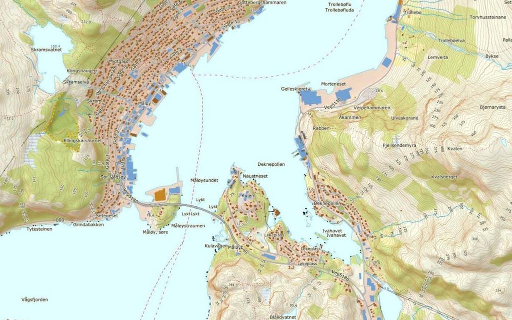Utsnitt frå www.fylkesatlas.no, 17.04.18. Kartet viser Måløy på vestsida av Måløysundet og Måløybrua.