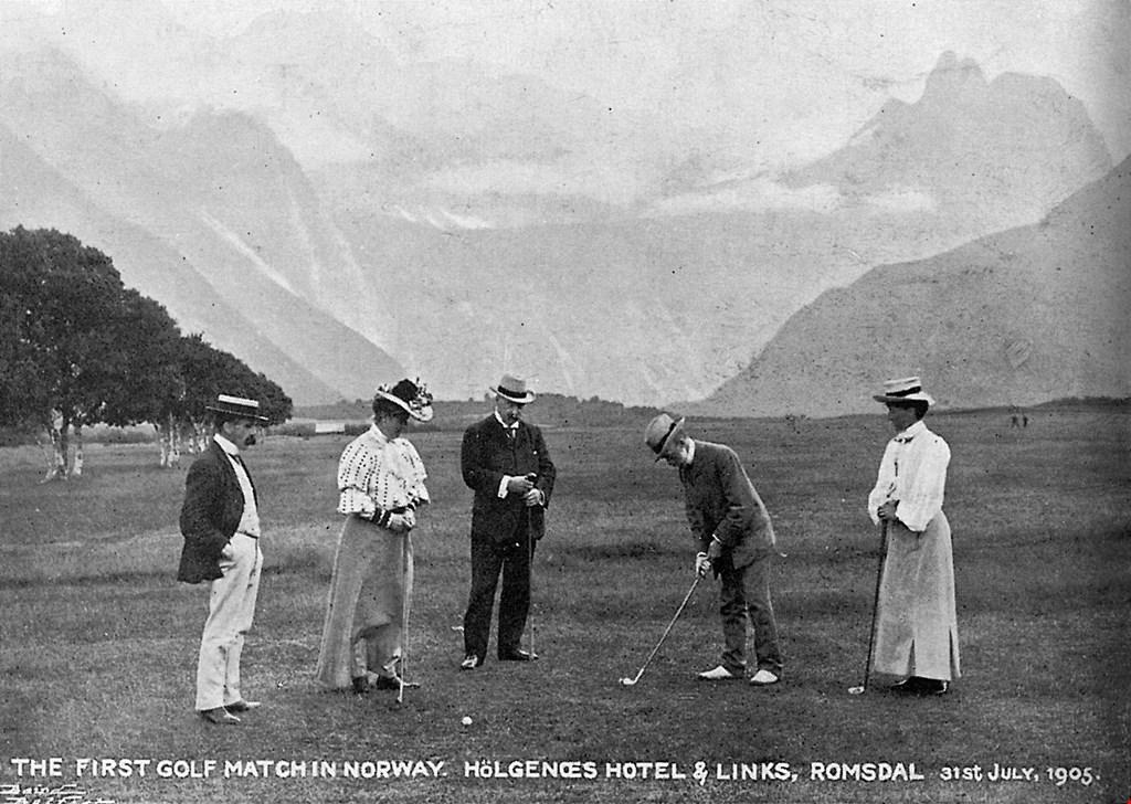 Litt historie om Rauma Golfklubb og oppstarten av golf i Norge - 100 år (1905-2005) Dette er skrevet i anledning klubbens feiring i 2005 av 100-årsjubileumet for den første golfturnering som ble