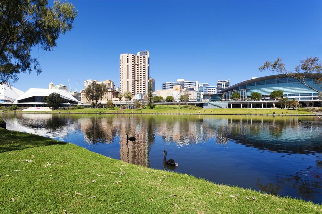 Vi tilbringer noen dager i Adelaide. Adelaide er den største byen i delstaten South Australia, og er kjent som City of Churches.