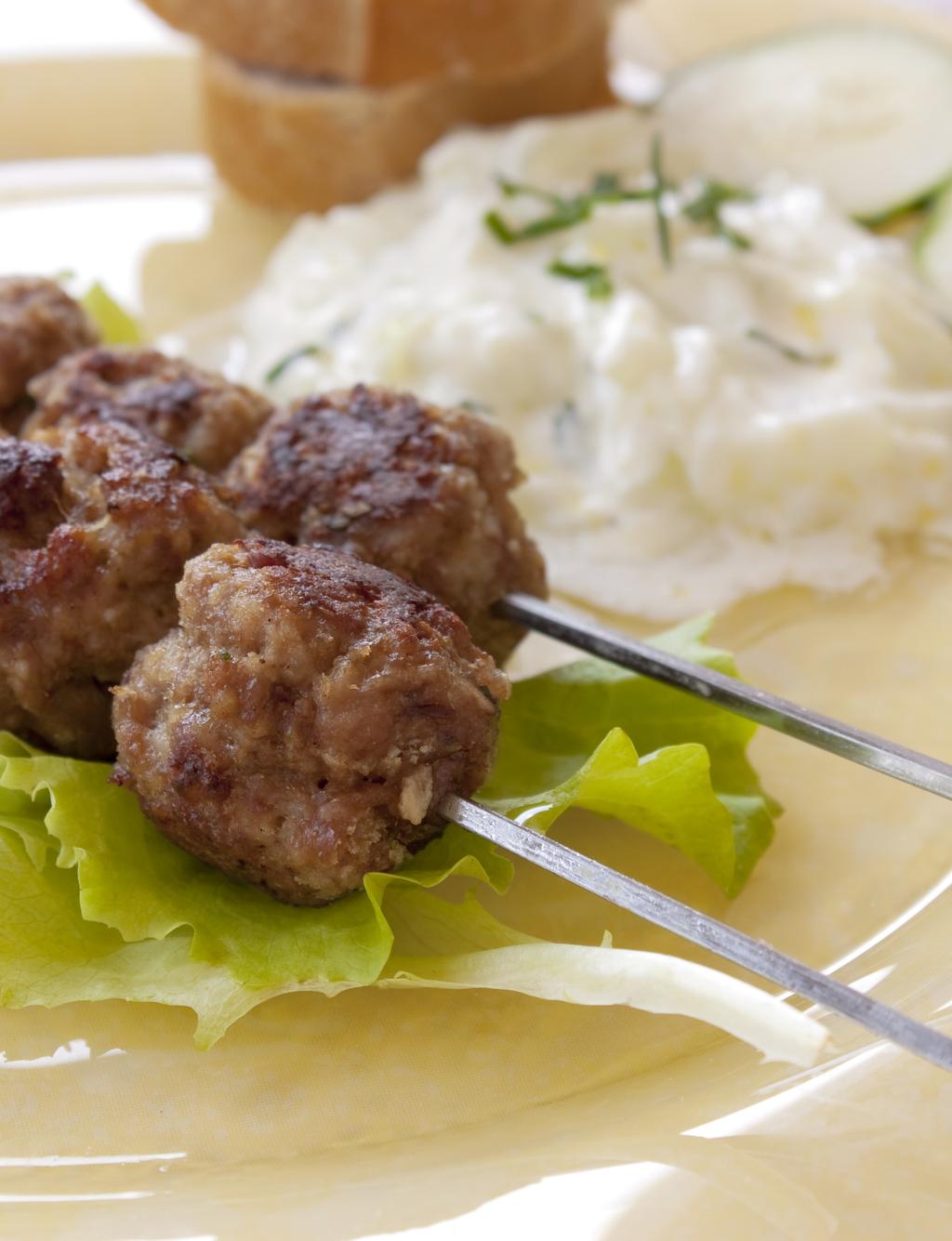 Greske lammeboller på spyd med gresk salat og tzatziki Hvem lengter ikke tilbake til sol, strand og god mat etter en vellykket ferietur i sydlige strøk?