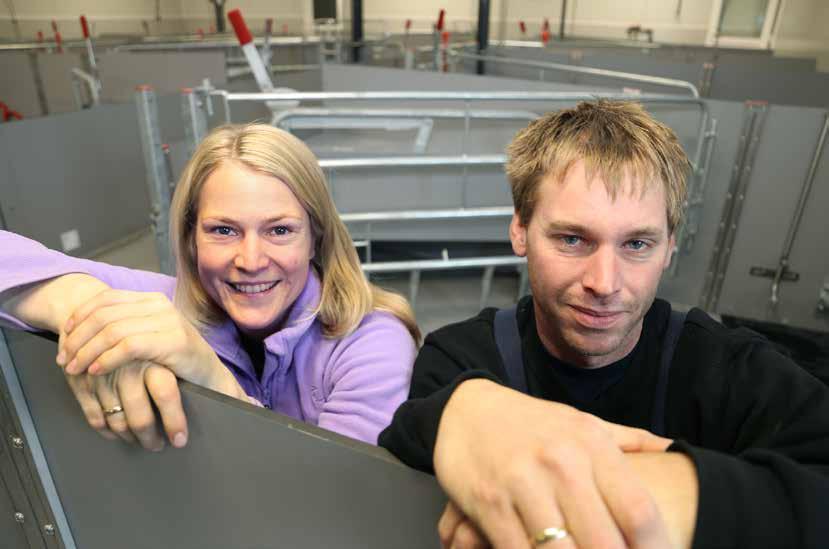 SATSER: Monika Bratland og Cato Aarsland, tredje generasjon med produksjon av avlsgriser på Bratland, satser friskt med nytt hus, ny teknologi og nye griser.