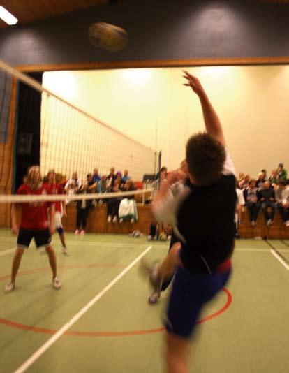 VOLLEYBALLHELGA Fredag startet den årlige volleyballhelga på Høgtun folkehøgskole. Elever fra tidligere år og mange forskjellige kull strømmet inn på skolen for å bli med på årets store høydepunkt.