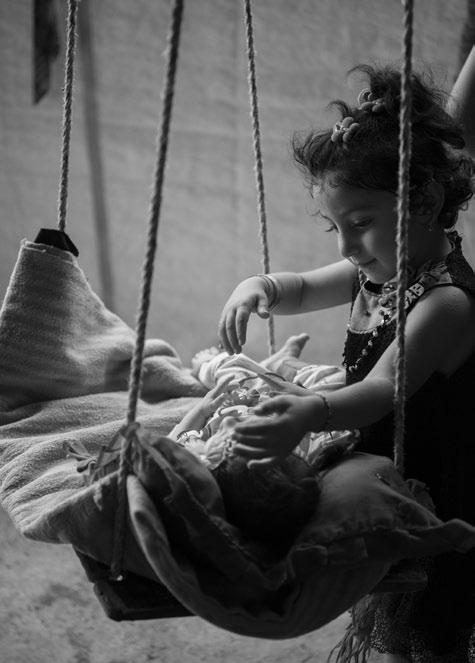 Kirkens nødhjelp Et barn er født Vesle Ala (10 uker) startet livet i en flyktningleir i Nord- Irak. Heldigvis har hun storesøster Jyan (5).