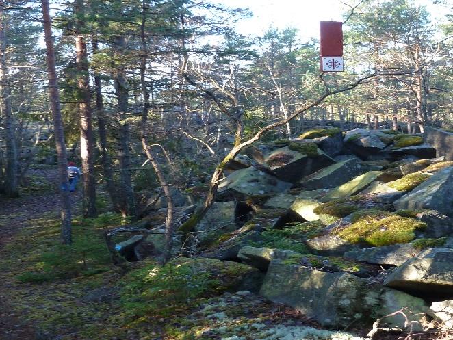 Mulige overnattingssteder underveis er Bråtorp camping, Bakke camping, Langholmen Camping, hoteller i Halden by og Høk kafeteria og motell. I Halden by er det flere spisesteder.