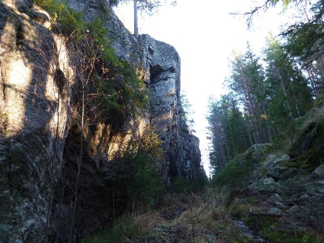 Her er det plukket flintgjenstander og flintavfall. Terrenget er særlig velegnet med tørr, varm grusbakke som faller vestover i flere terasser.ca.