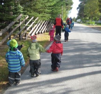 Barn lærer best når de deltar på tur i trafikkerte områder.