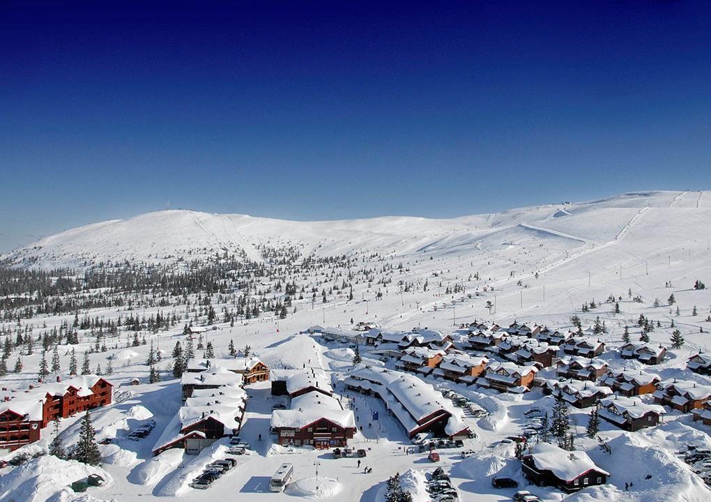 Trysil Høyfjellsenter med restaurant, kafé, pub, sportsbutikk, dagligvare, skiutleie, skiskole mv.