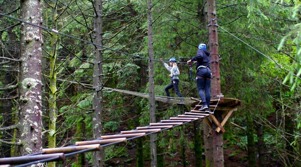 Gjør deg klar til å klatre, balansere eller suse av sted på en zipliner.