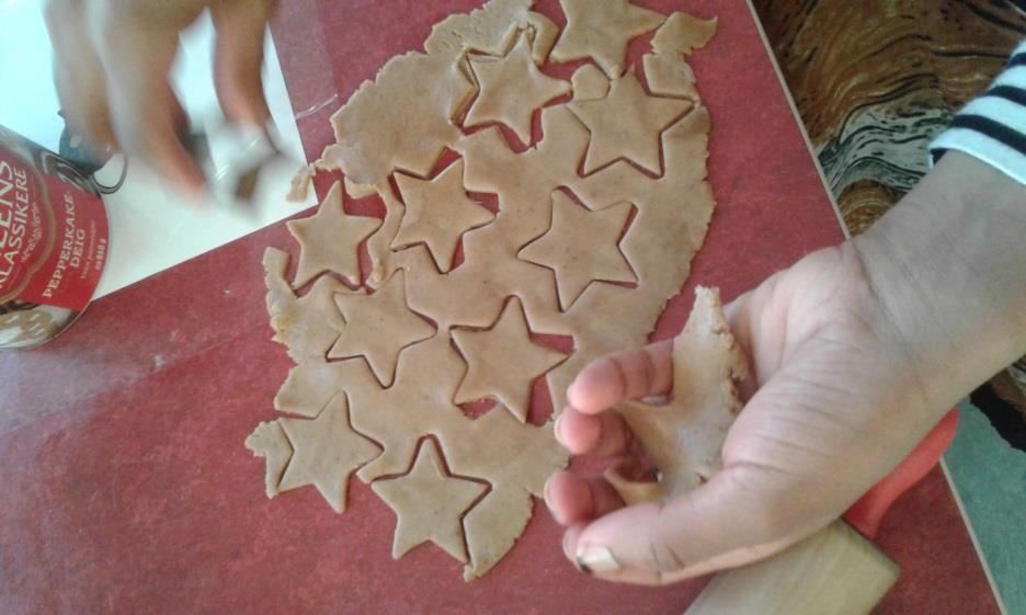 Antall, rom og form Det har vært mye pepperkakebaking i desember, og vi har laget pepperkaker i mange forskjellige former. Stjerner, hjerter, firkanter, ovaler, kvadrater osv.