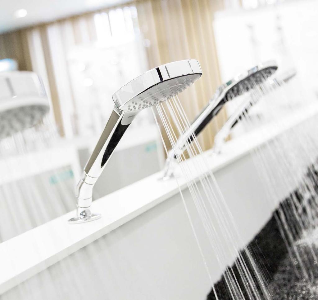 hansgrohe Service 67 Du opplever hansgrohe live Baderomsutstilling og mye mer Se og prøv produktene på hovedanlegget til merket hansgrohe i Schiltach i Schwarzwald: Baderomsutstillingen tar pusten