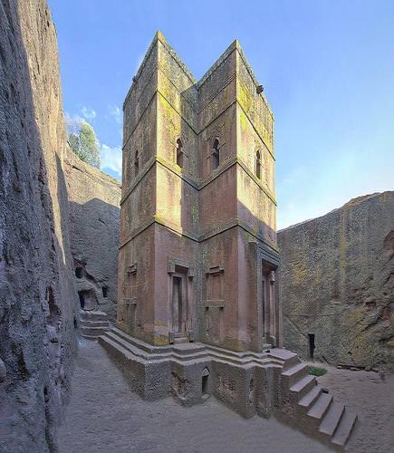 Etter lunsj på hotellet besøker vi 5-6 av de 11 monolitt kirkene som er hogd ut i fjellet. Lalibela er i dag en ganske liten by. Men for 800 år siden var den Etiopias hovedstad.