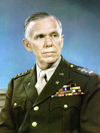 1947 Utenriksminister George Marshall, USA. USA tilbøy seg å gi økonomisk hjelp til landene i Europa som var blitt rammet av annen verdenskrig, slik at de kunne bygge seg opp raskt igjen.