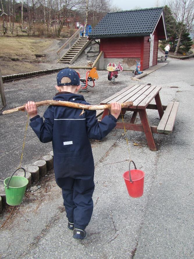 Ved å gjøre dette ser vi at: - Barna utvider leken sin og får en mer innholdsrik hverdag. 14 - Barna får kunnskap om hvor mange muligheter som ligger i digitale verktøy.