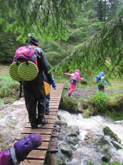 Hver vår deltar alle ansatte i plangrupper der vurderingsarbeid bygger på refleksjoner over det pedagogiske arbeidet.