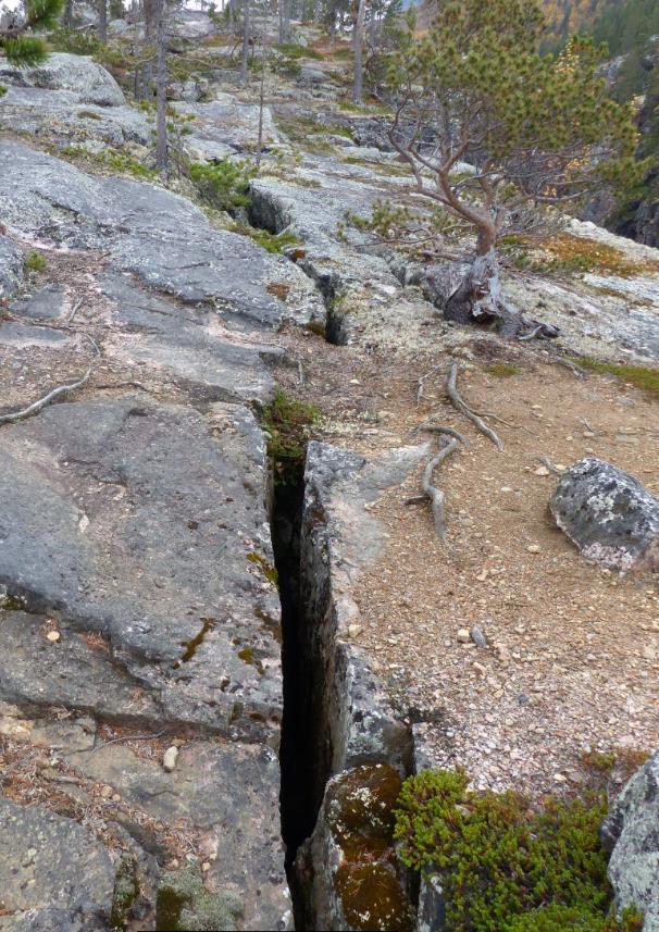 Elven eroderer seg bakover i berggrunnen der fossen