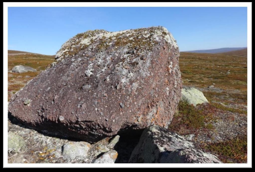 Lokalitet Roggejávri Bilde 33 og 34: Mulig blottet breksje av tektonisk eller sedimentær opprinnelse preget av forvitring observert på nordsiden av