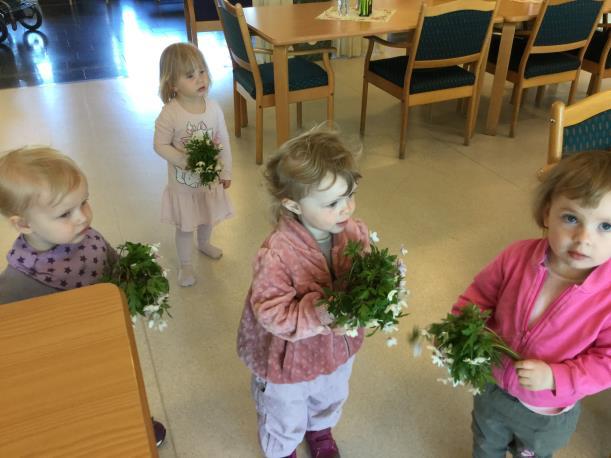 Det ble plukket to flotte buketter på veien, som barna leverte stolt til 2 sykepleiere som