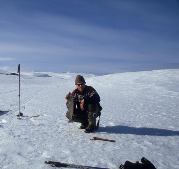 Bilde 12 Kløving med lama gjennom Fellvasskogen. Foto: Jan Breivik Bilde 11 Isfiske.