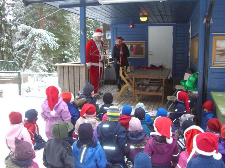 På juleverkstedene ble det laget kaker, pynt og gaver. Barna var kreative og aktive, og det ble laget mye mer enn vi hadde trodd på forhånd.