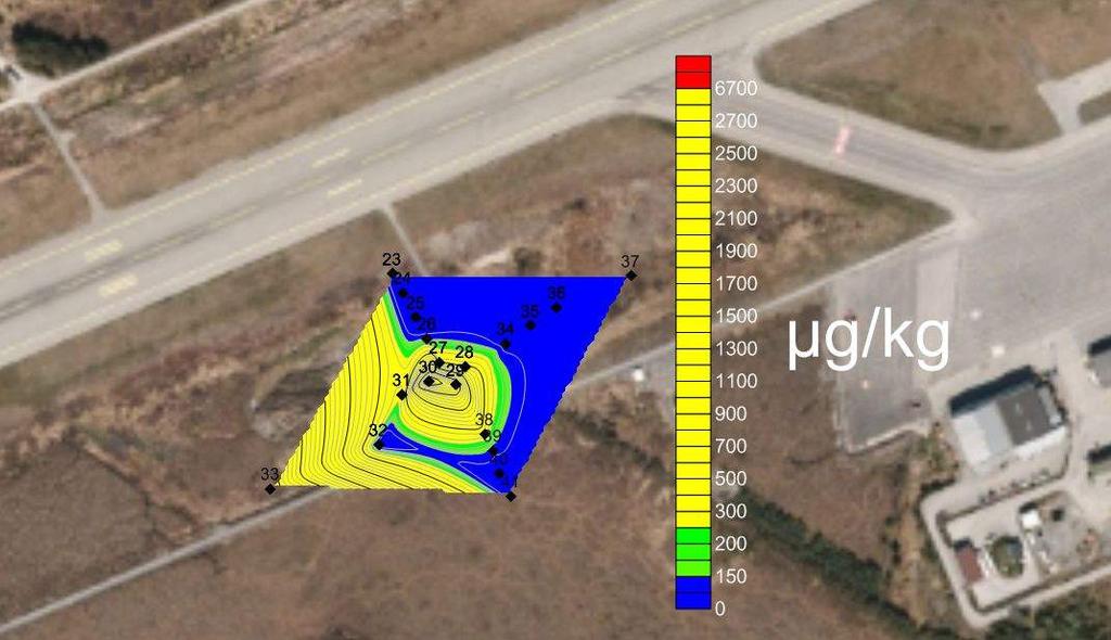 topplaget (0-10 cm). De høye konsentrasjonene i sjakt 33 som ligger lengst vest kan tyde på at forurensningen ikke er klart avgrenset.