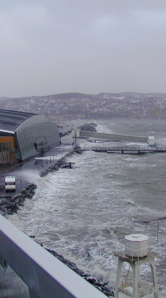 Klimatilpassing Klima er i endring Klimaendringane sin lokale karakter set kommunane i ei sentral rolle i arbeidet med klimatilpassing Statlege myndigheiter har