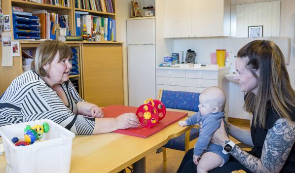 Vinter (3 måneder) og mamma Marielle Høystad (26) på 3-månederskontroll hos helsesøster Tove Spilde på Nes helsestasjon.