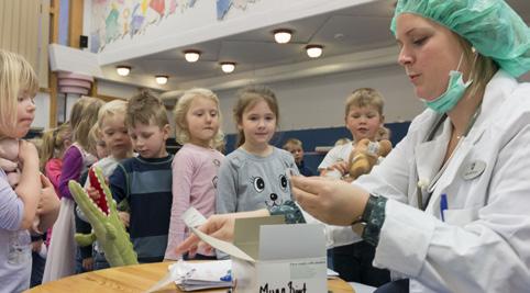 I anledning «Barnehagedagen» inviterte biblioteket i Brumunddal barnehagene i Ringsaker til en times høytlesningsstund, hvor «kosedyrdoktorne» leste Albert Åberg og undersøkte barnas egne kosedyr.