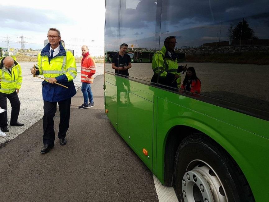Figur 11 Overheng på buss slår ca. 1 m inn på holdeplassen ved utsvinging. Foto: Statens vegvesen 4.2.