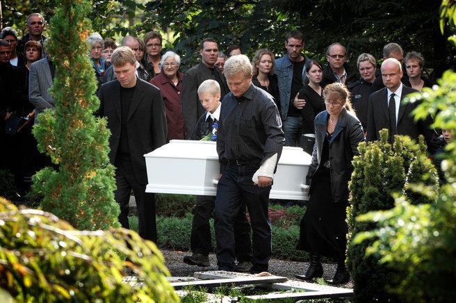 Gravferd er en kirkelig handling eller gudstjeneste. Det er en avskjedshandling og foregår i en kirke eller kapell. Den forettes av en prest eller diakon.