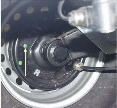 Skru til reguleringshjulet bak hullet som er merket med pilen, til det ikke lenger går å dreie hjulet for hånd.