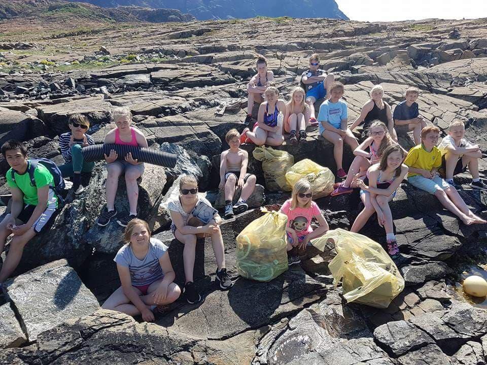 Det er mange dyr som blir drept av plastikk. Vi ser blant annet at det er mye rundball-plastikk som henger i trær og ligger i naturen. Synes dere det er gøy å se strendene med plastikk overalt?