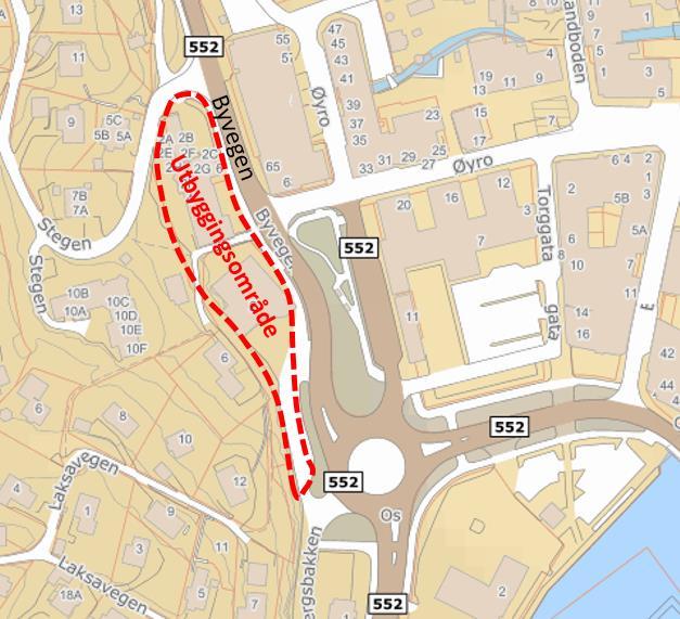 2 Dagens situasjon Utbyggingsområdet er vist i figur 2 og har utkjøring til Byvegen og rundkjøringen sør for tomten. Beliggenheten til utbyggingsområdet er veldig sentral.