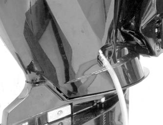 VEDLIKEHOLD Skifte motorolje MOTORENS OLJEKAPASITET Motorens oljekpsitet er om lg 6 liter (6,3 US qt). VIKTIG: Tilt påhengsmotoren opp/ut forbi vertikl stilling i c.
