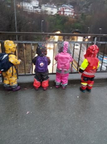Når vi kler godt på oss er det faktisk deilig å komme seg ut fra barnehagen, selv når det regner