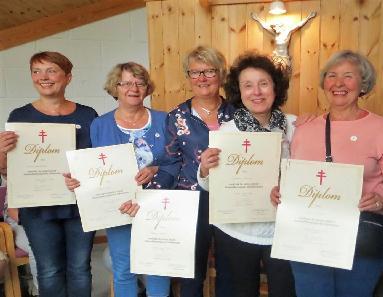 Fortjenestenål og diplom ble utdelt til flinke og flotte damer fra Bolsøy helselag på helselagets sommerfest 7. juni.