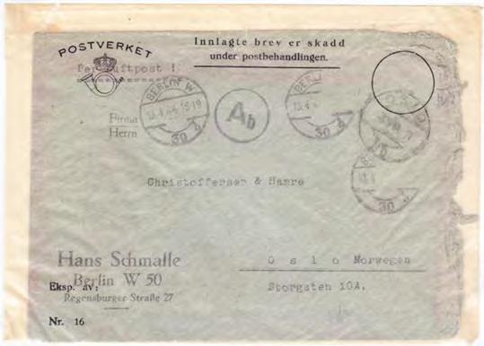Øverst brev stemplet av budavd. i Oslo: "Innlagte brev er skadet ved flyhavari." Nederste i postens pergamynkonvolutt: "Innlagte brev er skadd under postbehandlingen.