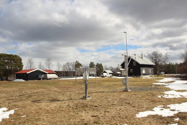 2.2.1 Andre stasjoner og måleprogrammer i grenseområdene Landbruksmeteorologisk datatjeneste (NIBIO) har også to værstasjoner på Svanvik som måler vind og temperatur i 2 og 1 m høyde.