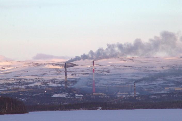 Figur 2: Røyken fra smelteverket i Nikel sett fra isen på Pasvikelva ved Utnes. Bildene er tatt 18. april 216 om kvelden.