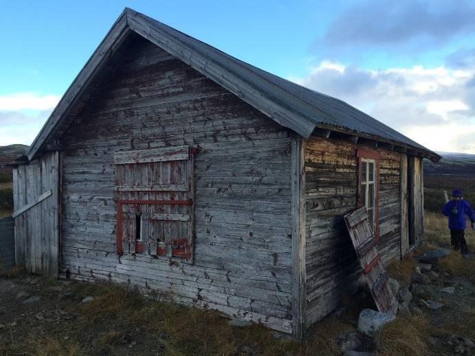 har konkludert med at det enkleste og beste er å sette opp nytt bygg på samme plass som måsåbua i dag står.