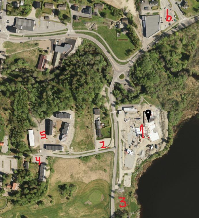 Utsnitt med plassering av de ulike områdene: 1. Ytre Enebakk skole. Her plasseres også drop-sone, plasser for forflytningshemmede og sykkelparkering. 2. Kirkebakken/fylkesvei 120.