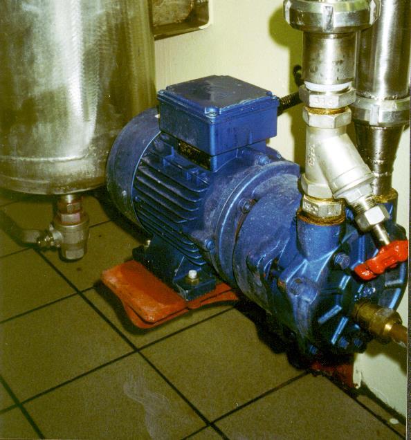 Referanseark 1 Speck Vakuumpumpe VM50-GRD i bruk hos Alnæs Marine Oils AS. Pumpeenheten i blått er koblet til de to vertikale rørene til høyre. Pumpens motor er på 1,5 kw / 2900 o./min.